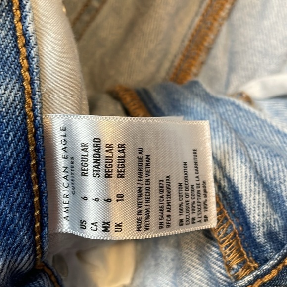 American‎ Eagle Light Wash Distressed Mom Jean Size 6 - Picture 5 of 9